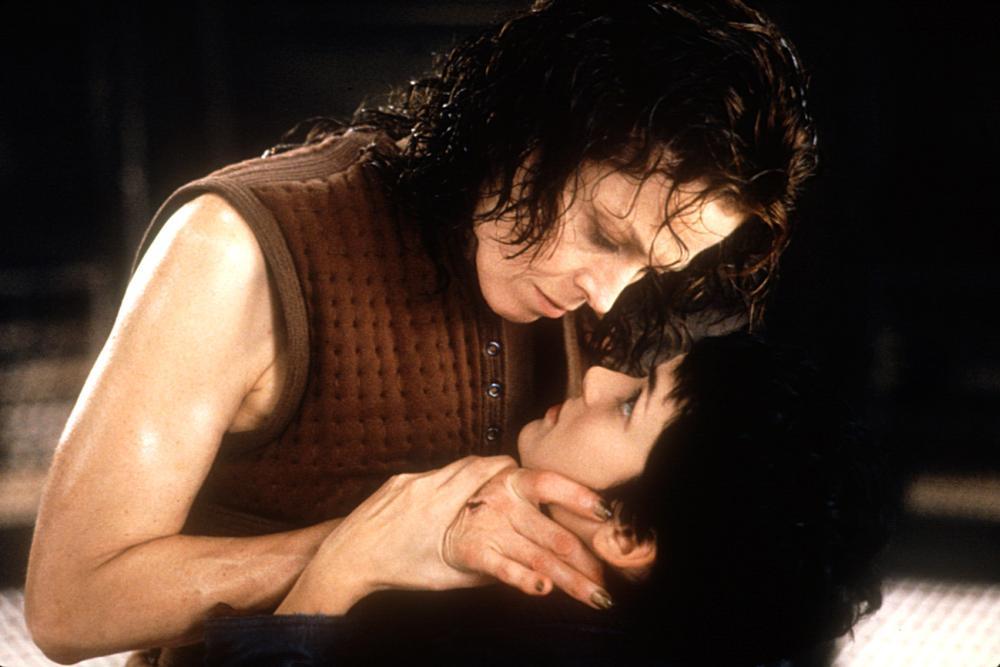 Winona Ryder and Sigourney Weaver in Quái Vật Không Gian 4: Hồi Sinh (1997)