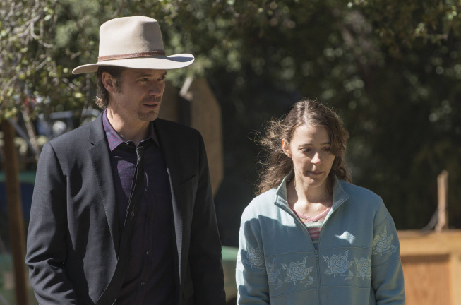 Timothy Olyphant and Abby Miller in Công Lý (2010)