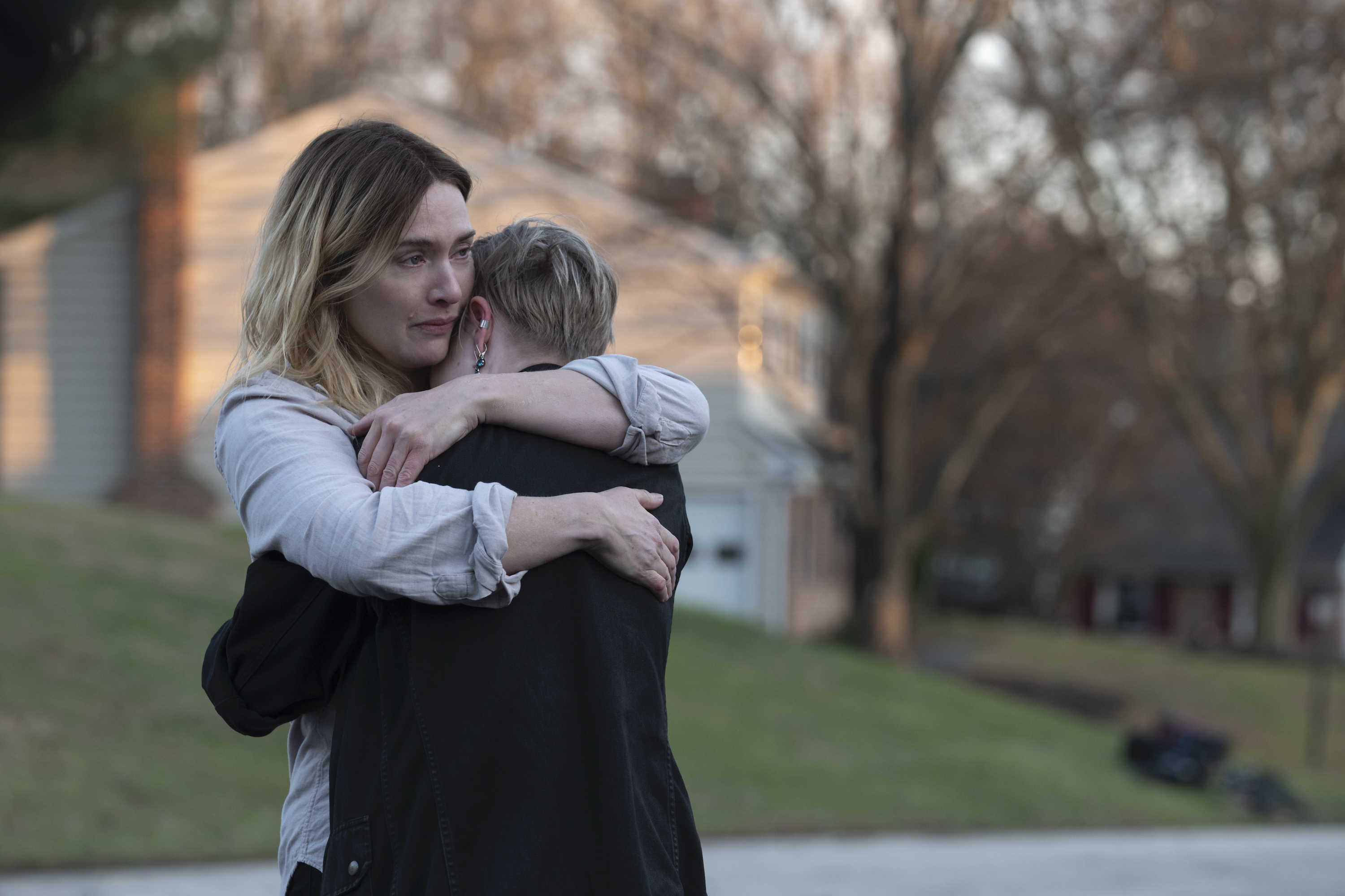 Kate Winslet and Angourie Rice in Mare ở Easttown (2021)