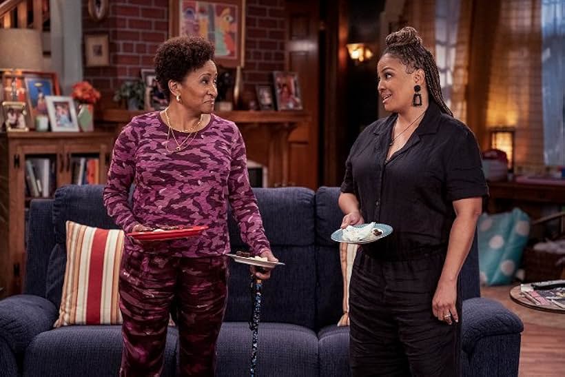 Kim Fields and Wanda Sykes in The Upshaws (2021)