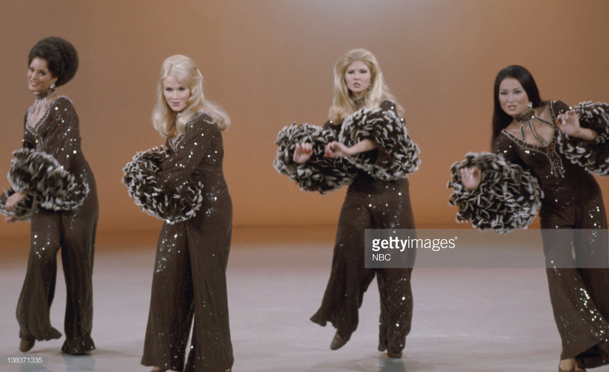 Lindsay Bloom, Helen Funai, Jayne Kennedy, The Dingaling Sisters, and Michelle DellaFave in The Dean Martin Show (1965)