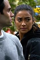 Penn Badgley and Shay Mitchell in Kẻ Đeo Bám (2018)