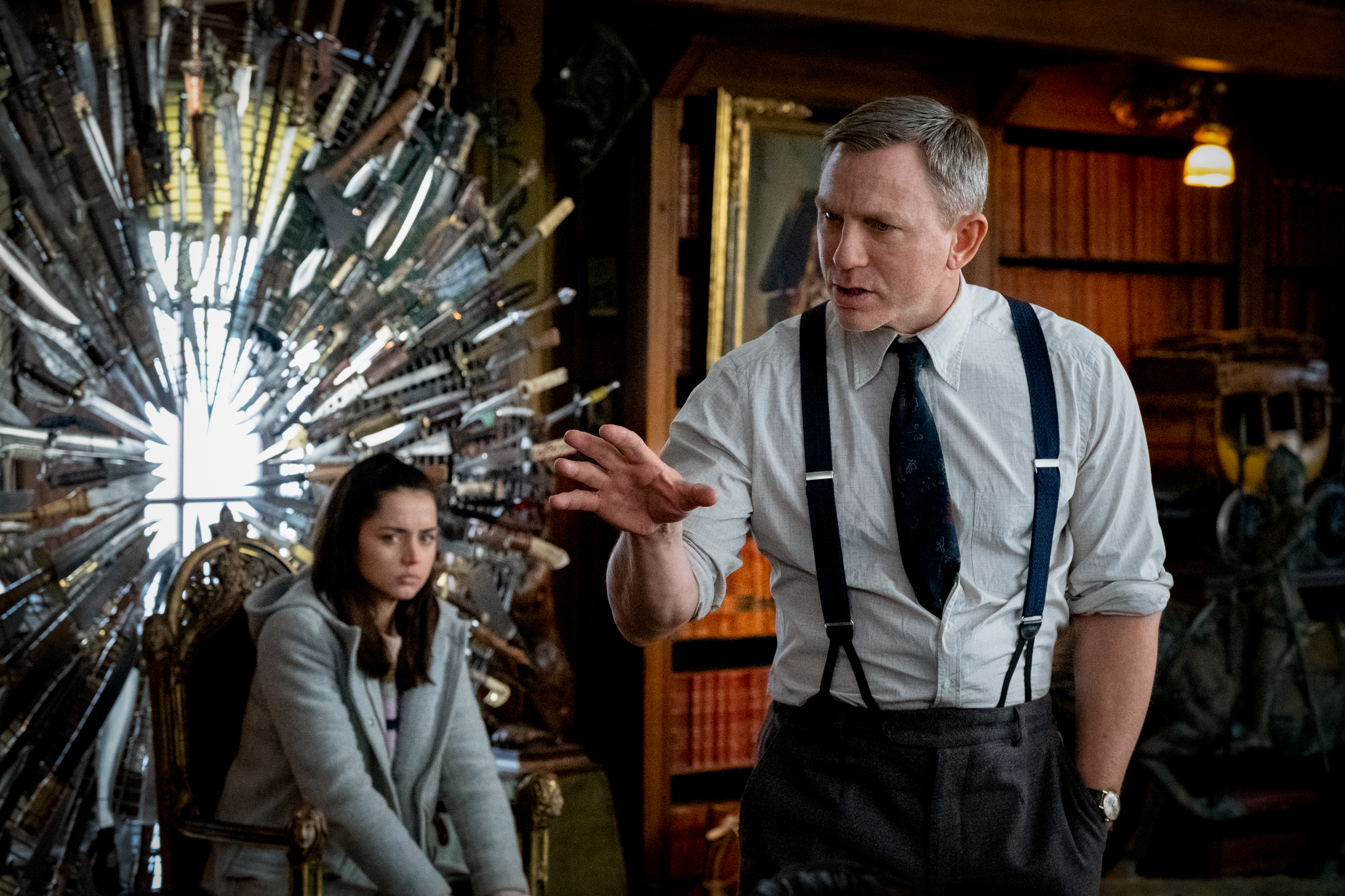 Daniel Craig and Ana de Armas in Kẻ Đâm Lén (2019)