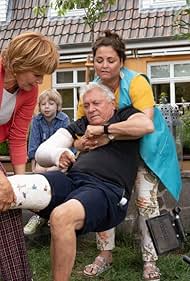 Henry Hübchen, Ulrike Kriener, Zacharias Zeh, and Inga Quotadamo in Wir bleiben Freunde (2021)