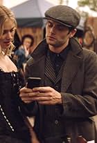 Penn Badgley and Elizabeth Lail in Kẻ Đeo Bám (2018)