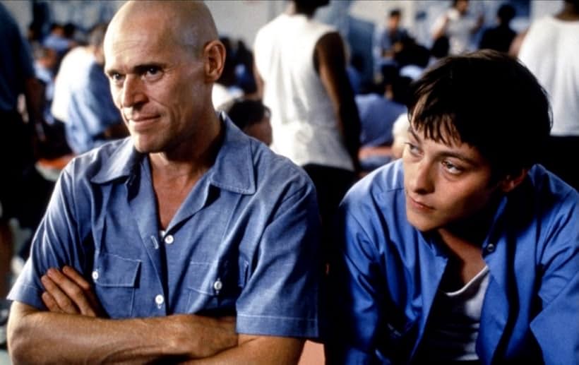 Willem Dafoe and Edward Furlong in Nhà Giam (2000)