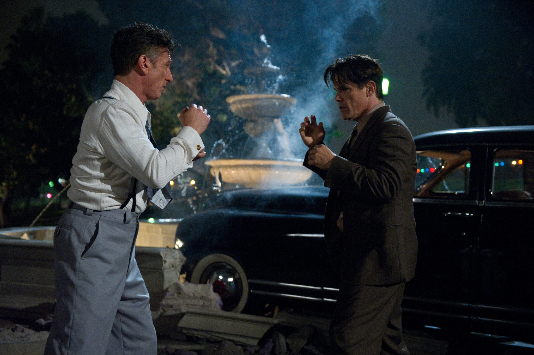 Sean Penn and Josh Brolin in Băng Đảng Găng Tơ (2013)