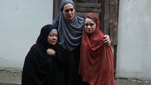 Celile Toyon Uysal, Bergüzar Korel, and Miray Daner in Vatanim Sensin (2016)