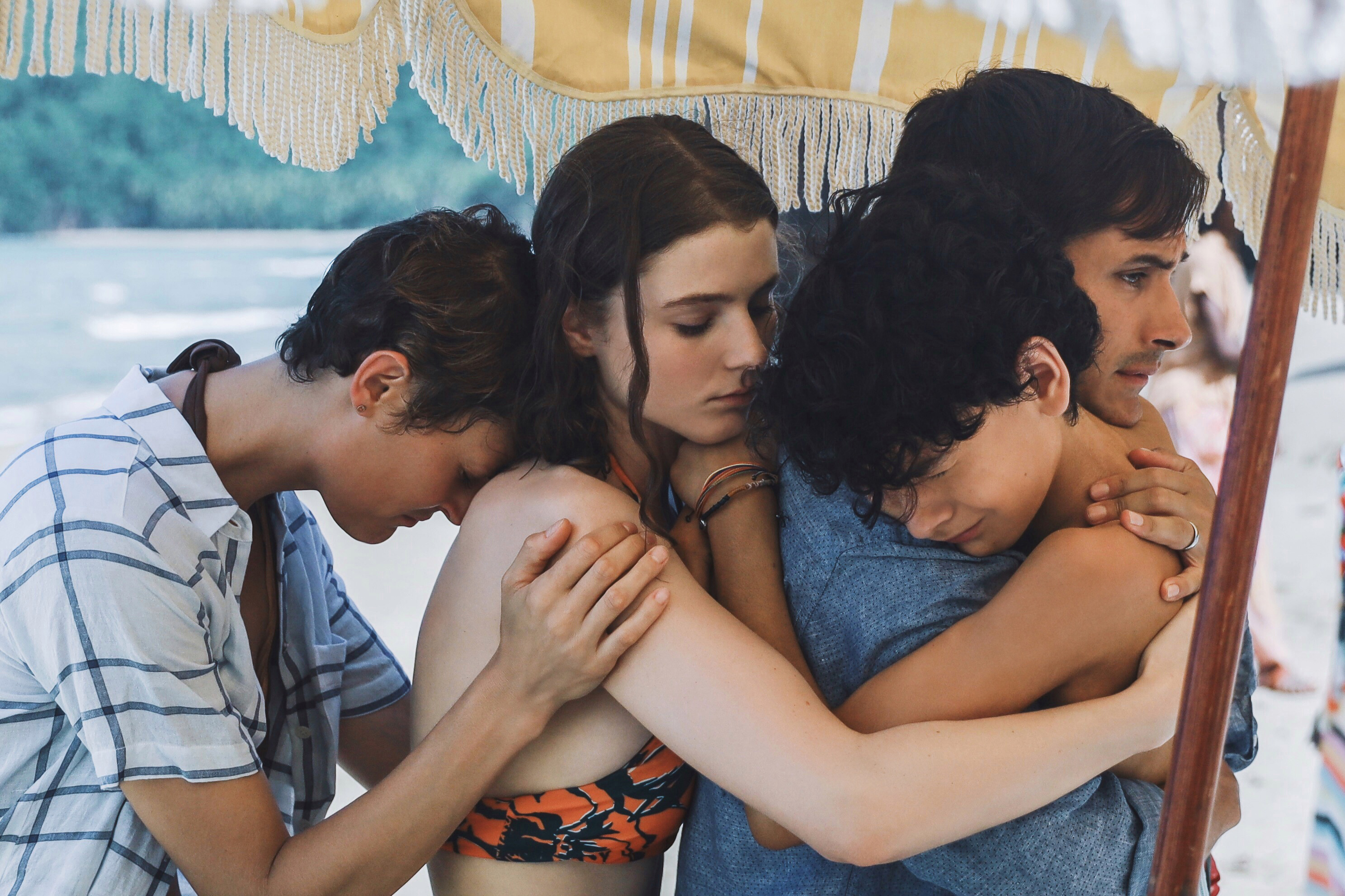 Gael García Bernal, Vicky Krieps, Thomasin McKenzie, and Luca Faustino Rodriguez in Già (2021)