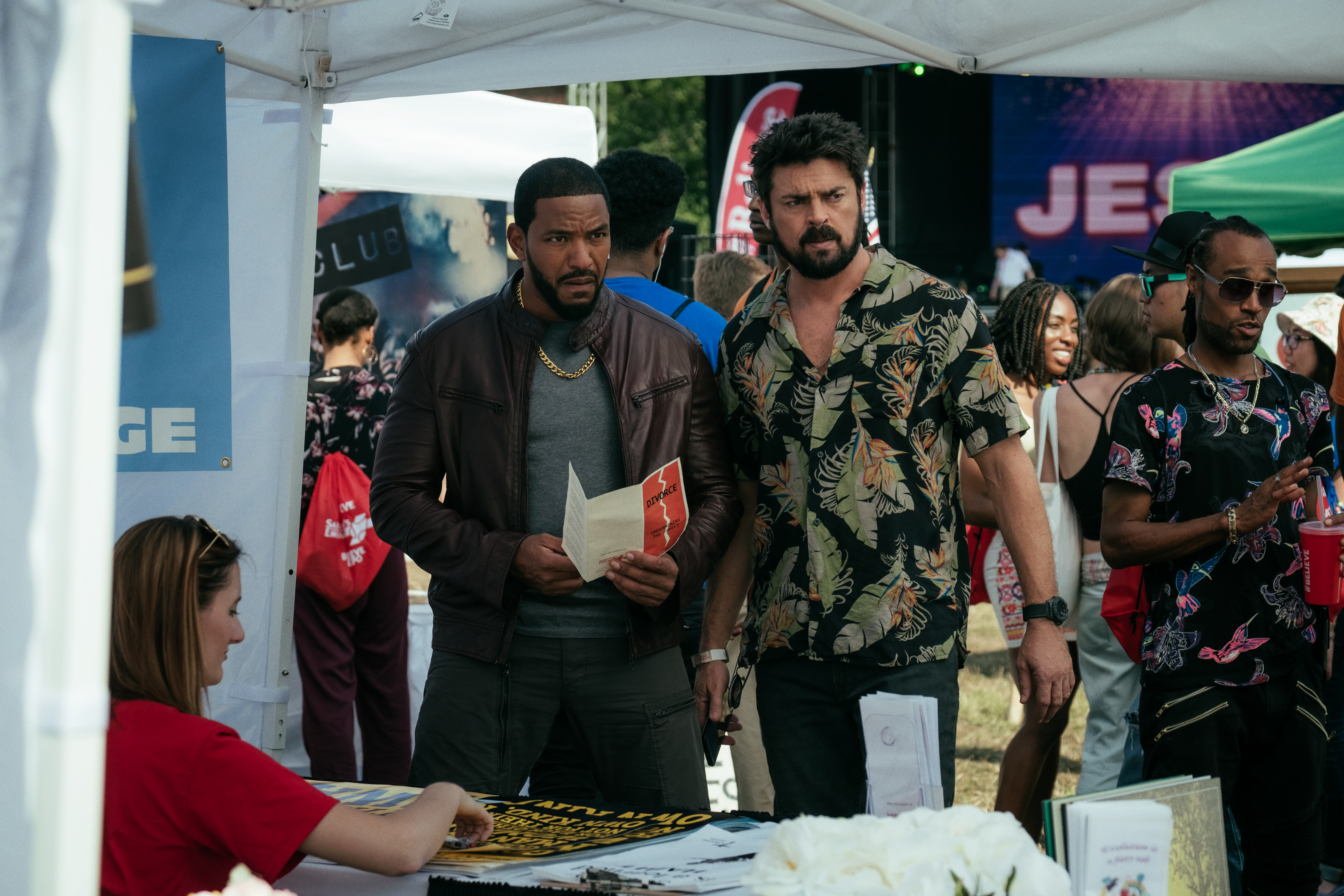 Laz Alonso and Karl Urban in Siêu Anh Hùng Phá Hoại (2019)