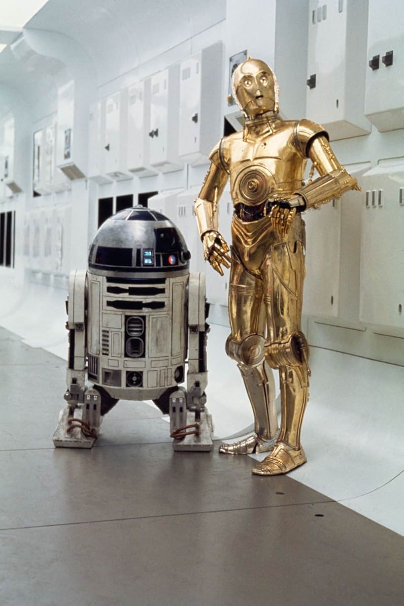 Anthony Daniels and Kenny Baker in Chiến Tranh Giữa Các Vì Sao Tập 4: Niềm Hi Vọng Mới (1977)