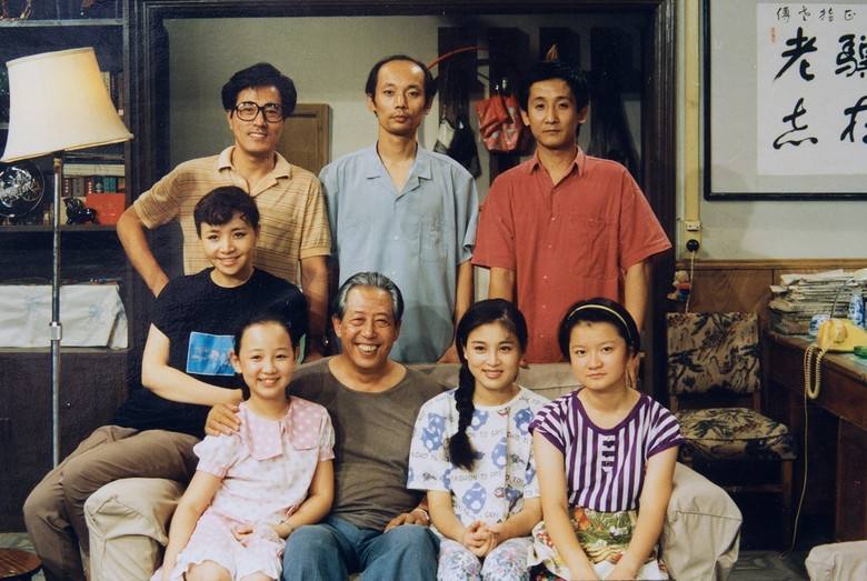 You Ge, Tian Liang, Dandan Song, Lixin Yang, Chang Shen, Ling Guan, Xingyu Wen, and Mingming Zhao in Wo ai wo jia (1993)