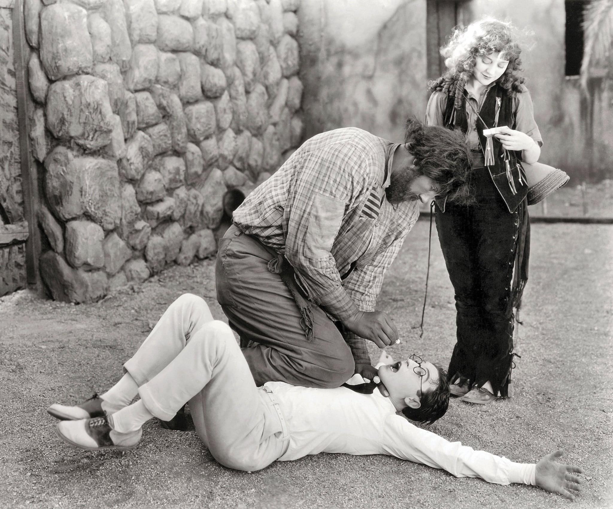 John Aasen, Harold Lloyd, and Jobyna Ralston in Sao Phải Lo Lắng? (1923)