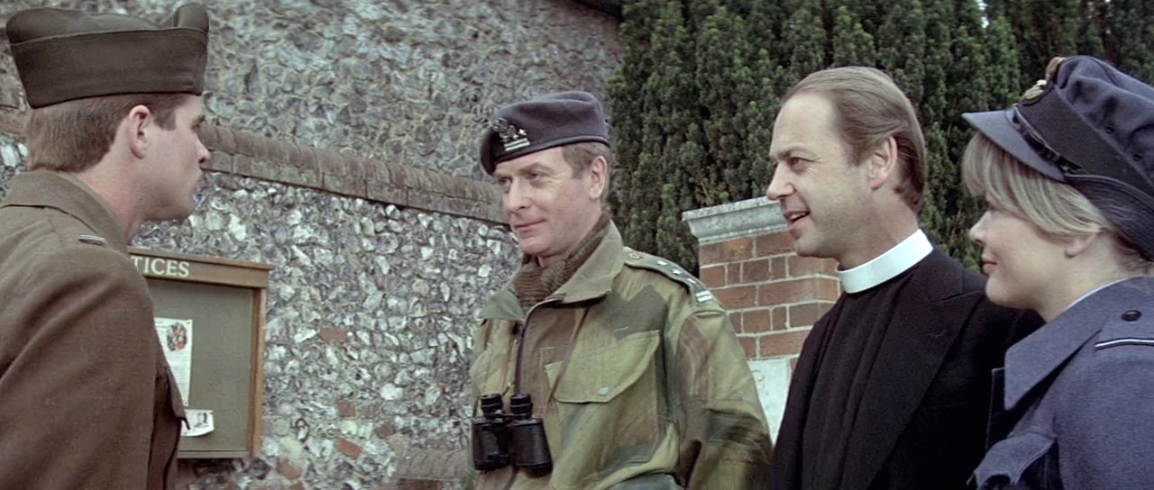 Michael Caine, Treat Williams, Judy Geeson, and John Standing in Đại Bàng Hạ Cánh (1976)