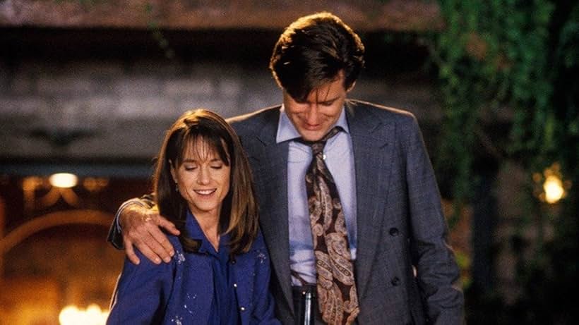 Holly Hunter and Bill Pullman in Crazy in Love (1992)