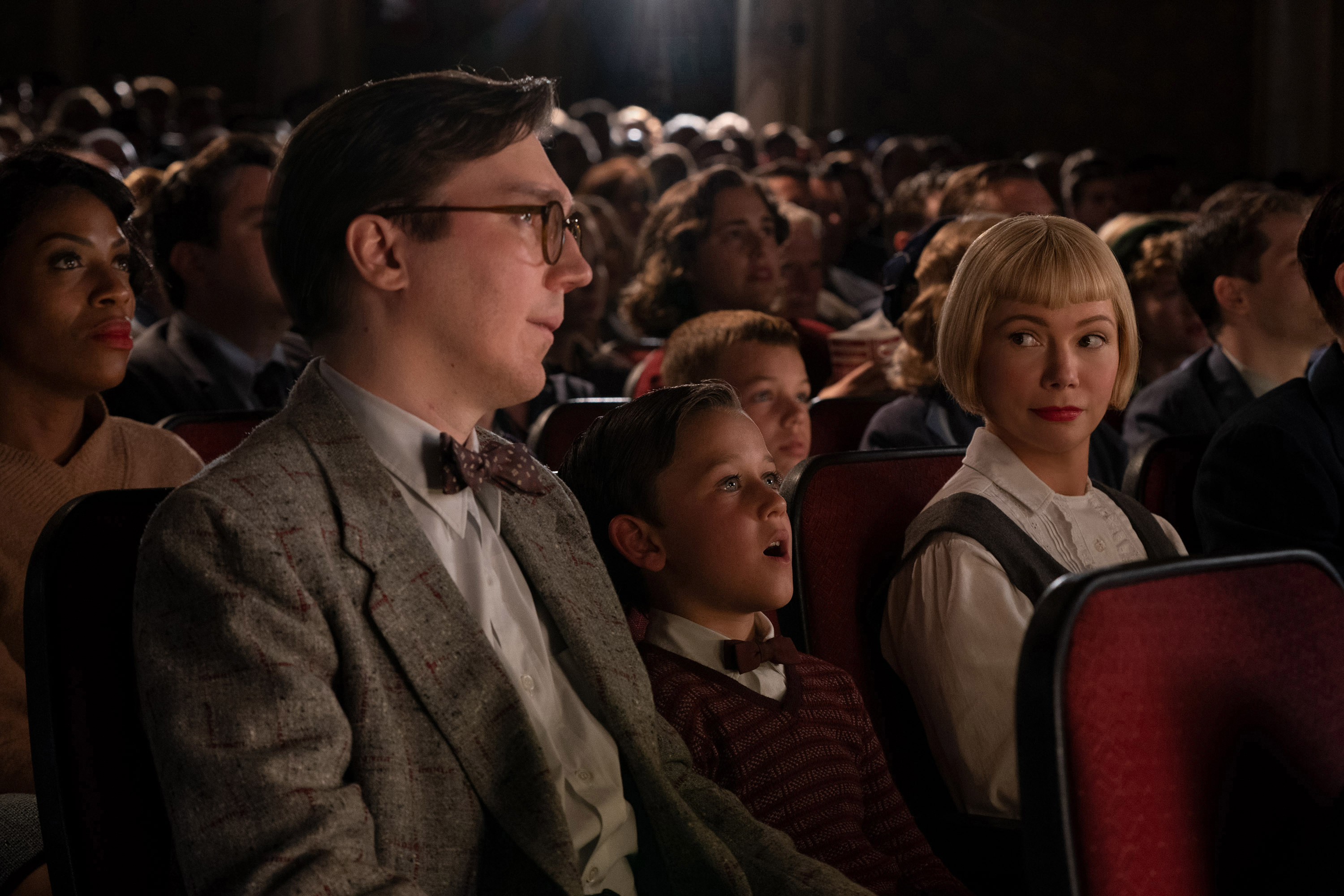 Paul Dano, Michelle Williams, and Mateo Zoryan in Tuổi Trẻ Huy Hoàng (2022)