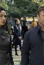 Luke Hemsworth and Aurora Perrineau in Thế Giới Viễn Tây (2016)