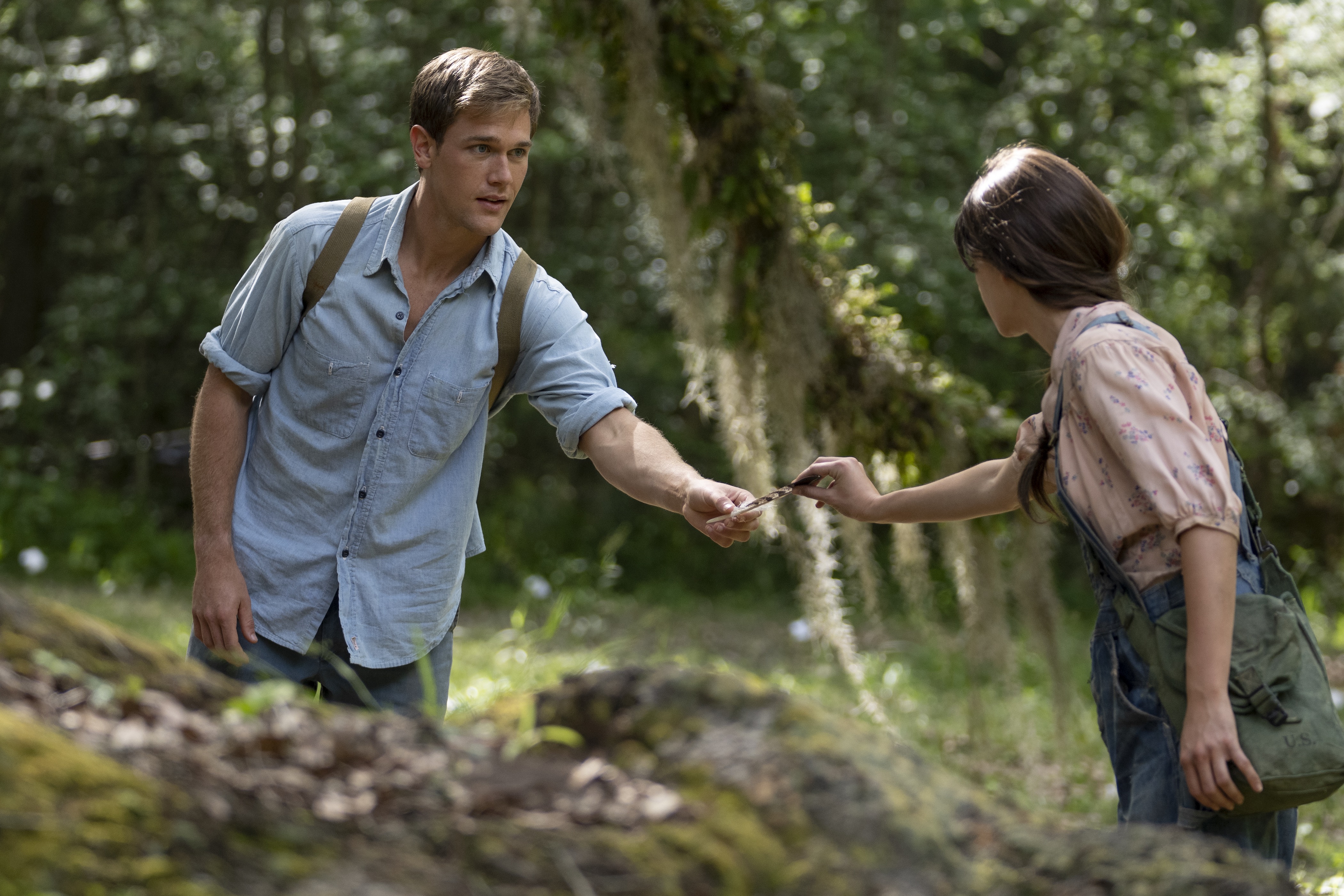 Taylor John Smith and Daisy Edgar-Jones in Xa Ngoài Kia Nơi Loài Tôm Hát (2022)