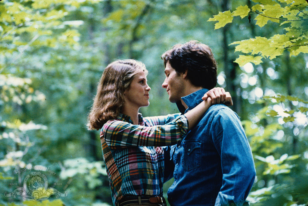 Leah Ayres and Brian Matthews in Vụ Nướng Cháy (1981)