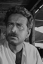 Gyanesh Mukherjee in Meghe Dhaka Tara (1960)