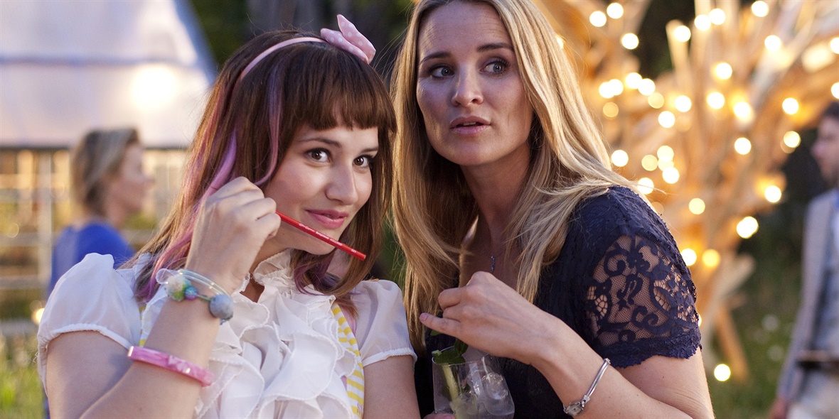 Lieke van Lexmond and Barbara Sloesen in Rokjesdag (2016)