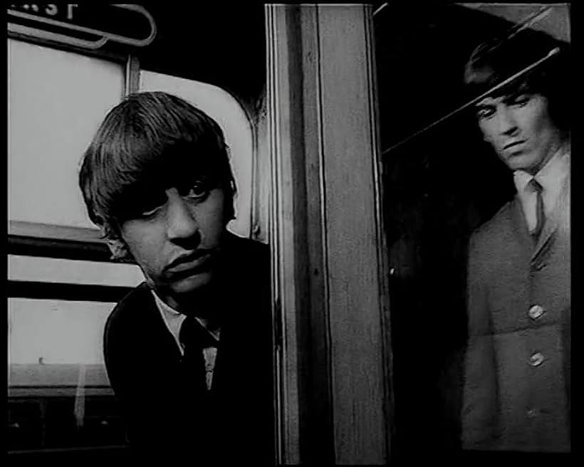 George Harrison and Ringo Starr in Đêm Của Một Ngày Vất Vả (1964)