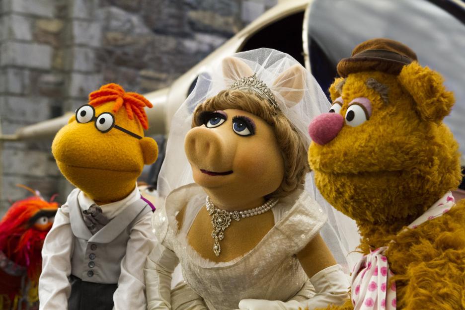 David Rudman, Eric Jacobson, Miss Piggy, and Fozzie Bear in Muppets Most Wanted (2014)