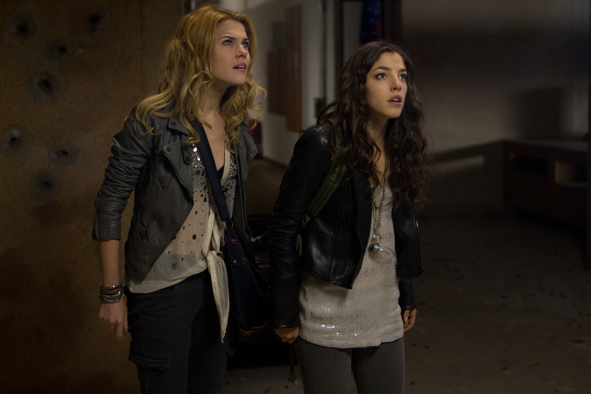 Rachael Taylor and Olivia Thirlby in The Darkest Hour (2011)