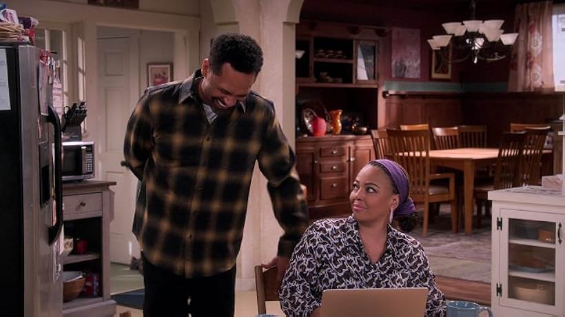 Kim Fields and Mike Epps in The Upshaws (2021)