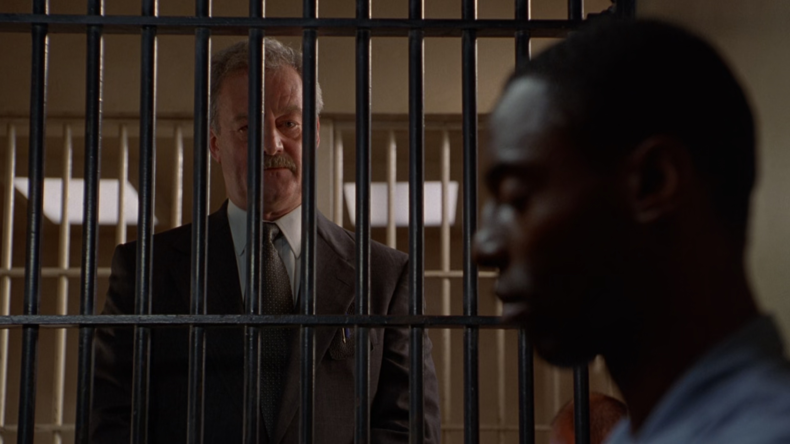 Bernard Hill and Isaiah Washington in Tội ác có thật (1999)