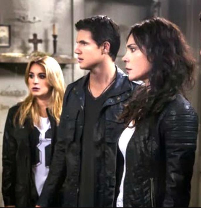 Michelle Forbes, Alexa PenaVega, and Robbie Amell in Thợ Săn (2013)