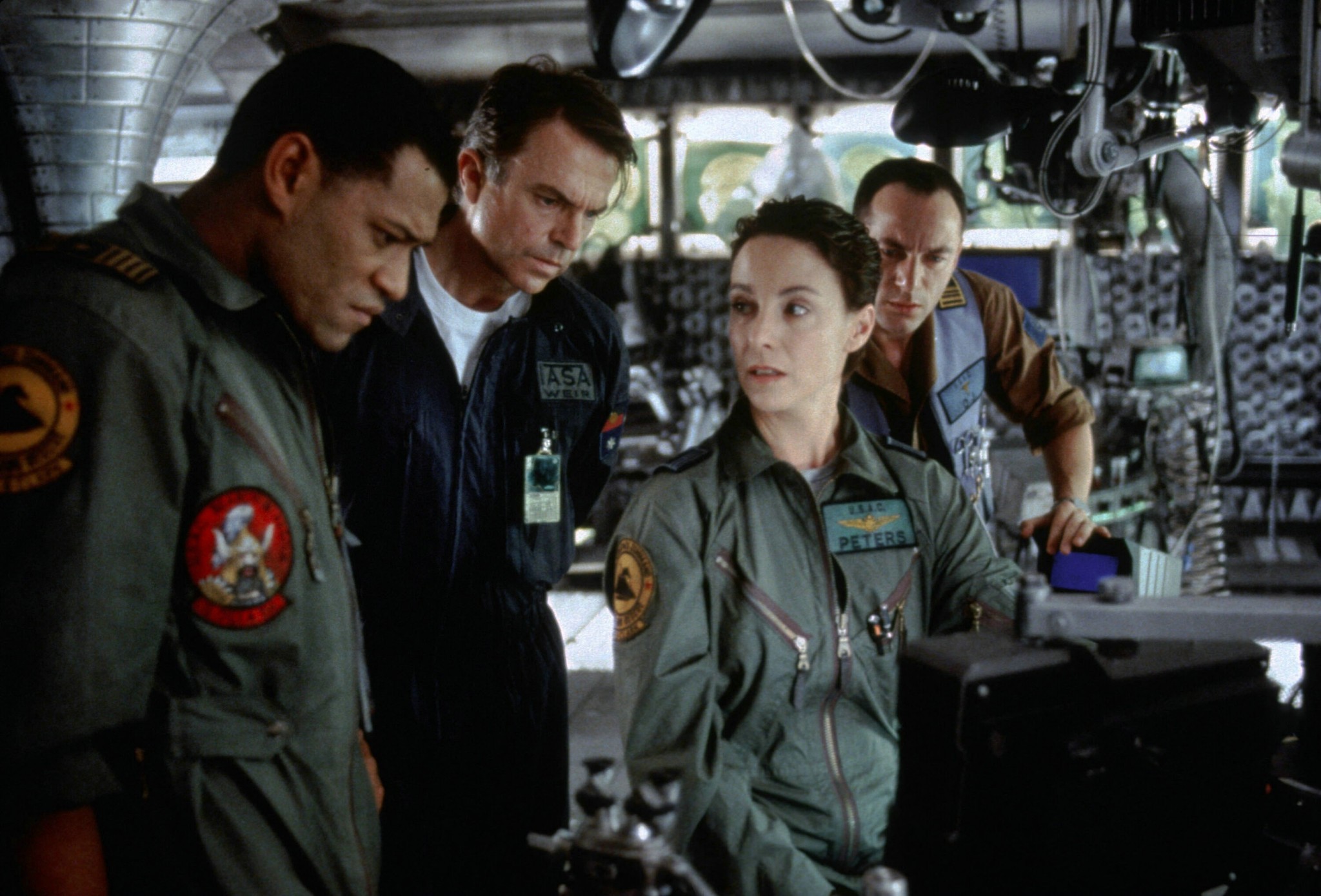 Laurence Fishburne, Sam Neill, Kathleen Quinlan, and Jason Isaacs in Phi Thuyền Mất Tích (1997)