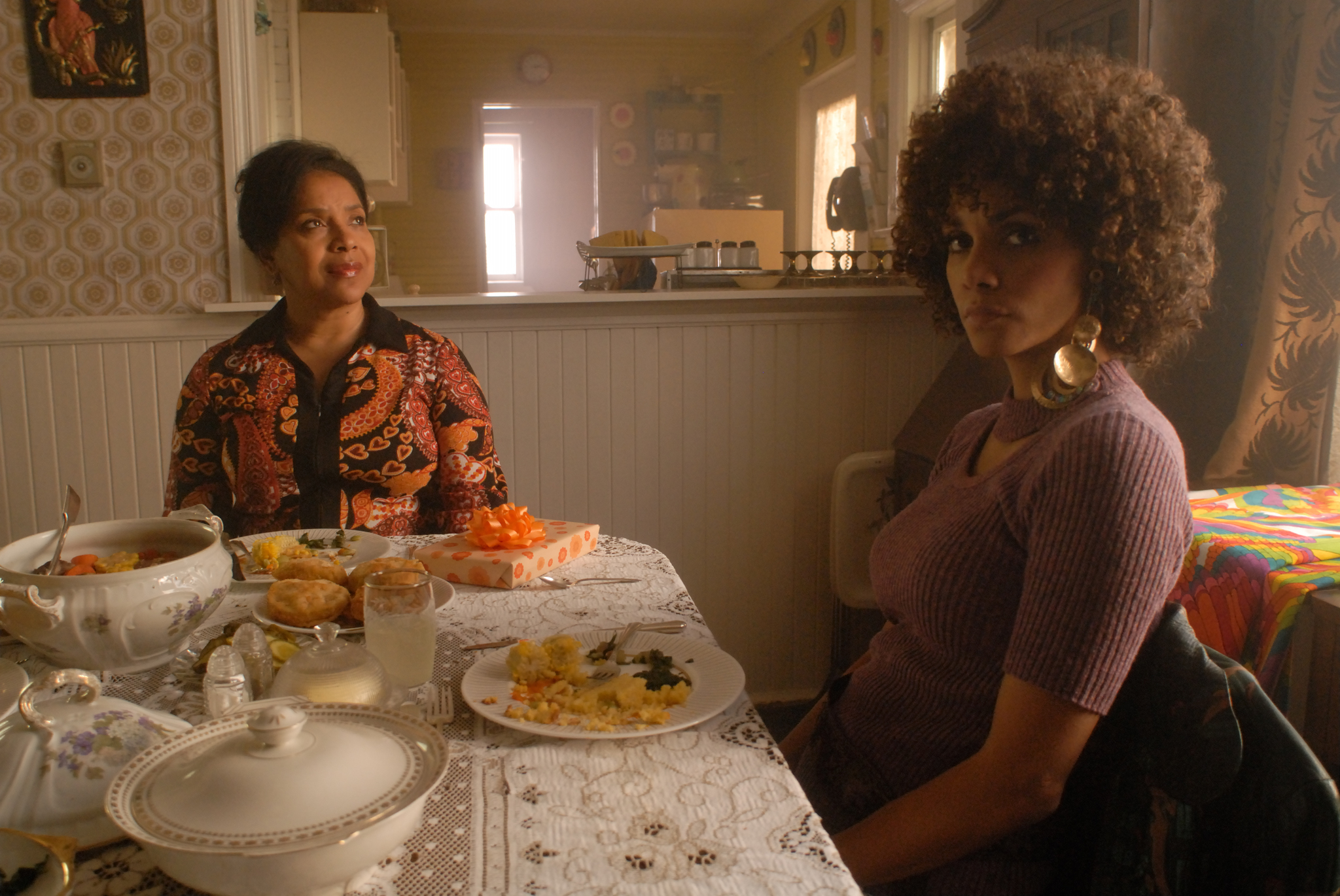 Halle Berry and Phylicia Rashad in Frankie & Alice (2010)