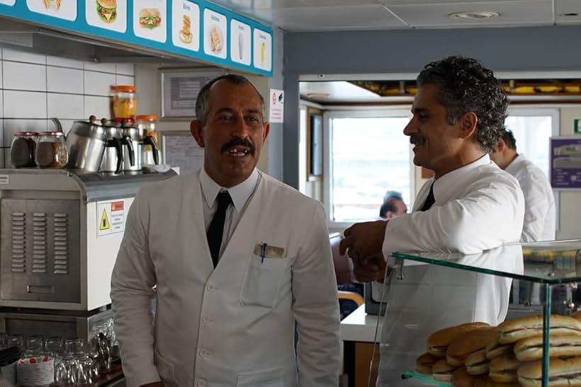 Cem Yilmaz and Umut Kurt in Karakomik Filmler: 2 Arada (2019)