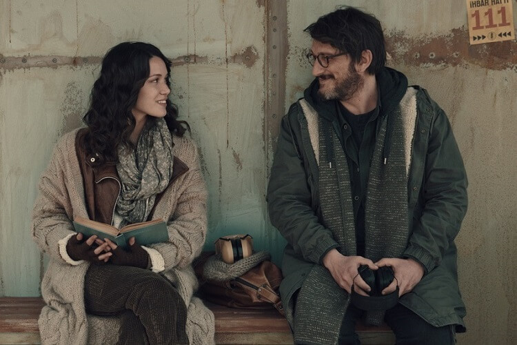 Osman Sonant and Hazal Subasi in Sicak Kafa (2022)