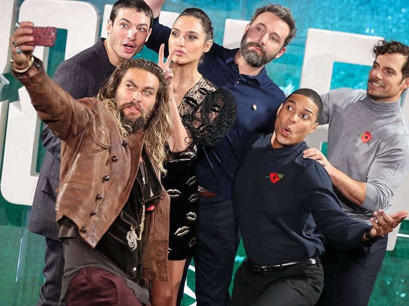 Ben Affleck, Henry Cavill, Jason Momoa, Gal Gadot, Ezra Miller, and Ray Fisher at an event for Liên Minh Công Lý (2017)