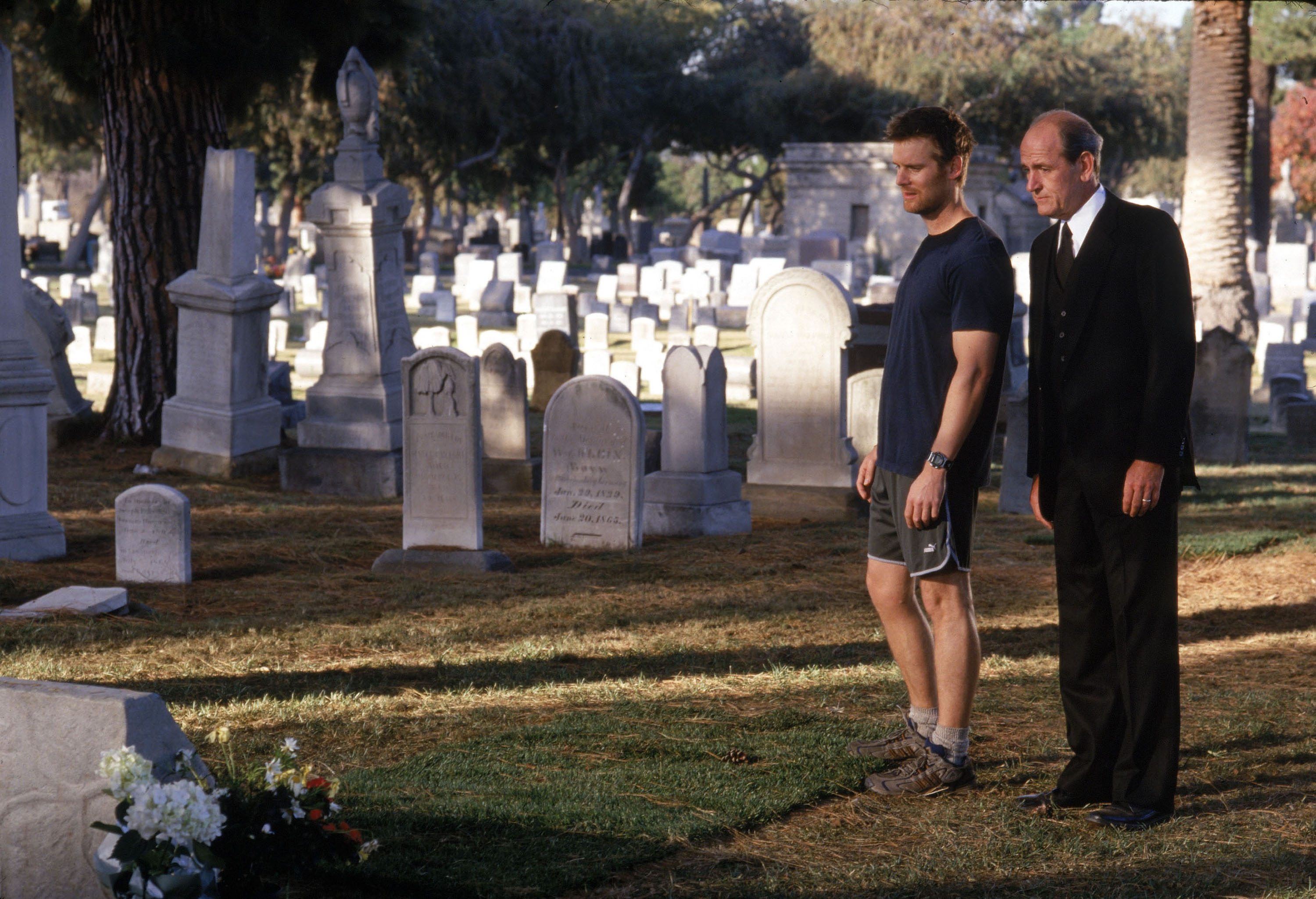 Richard Jenkins and Peter Krause in Dưới Sáu Tấc Đất (2001)