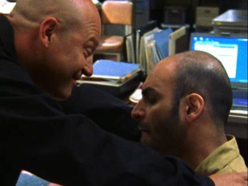 Michael Chiklis and Michael Benyaer in Cớm Bẩn (2002)