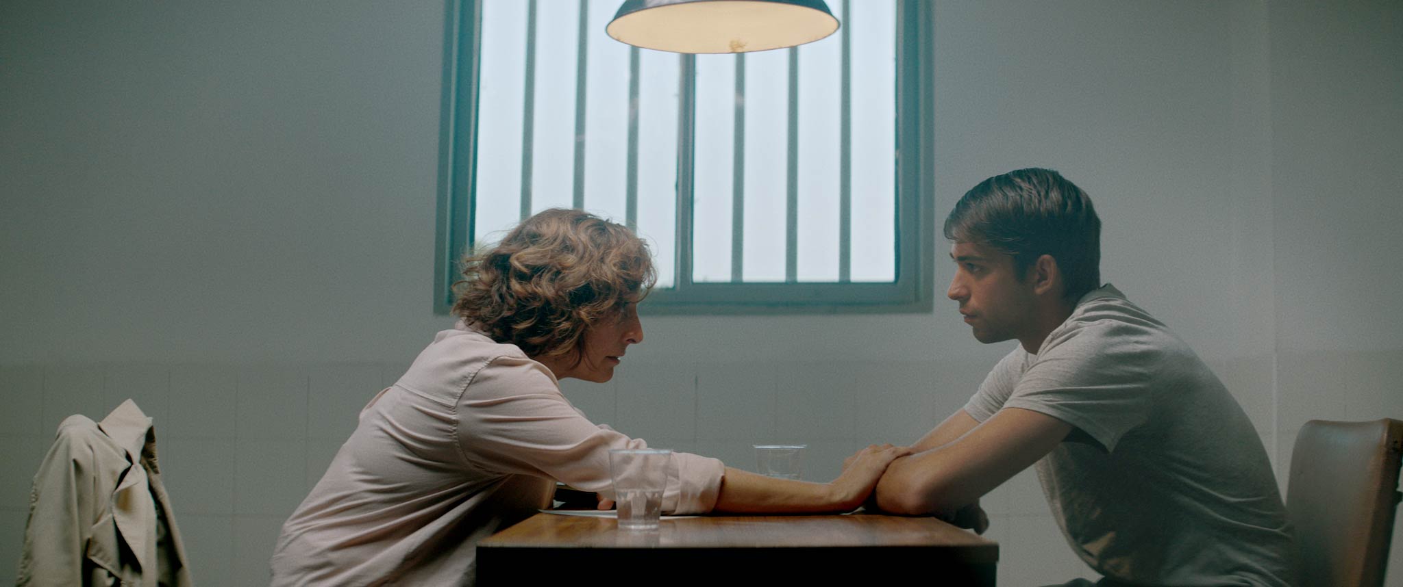 Clara Segura and Albert Salazar in Els que callen (2020)