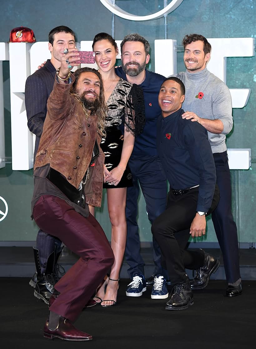 Ben Affleck, Henry Cavill, Jason Momoa, Gal Gadot, Ezra Miller, and Ray Fisher at an event for Liên Minh Công Lý (2017)