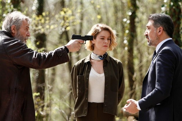 Cem Davran, Musa Uzunlar, and Burcu Biricik in 8. Gün (2018)