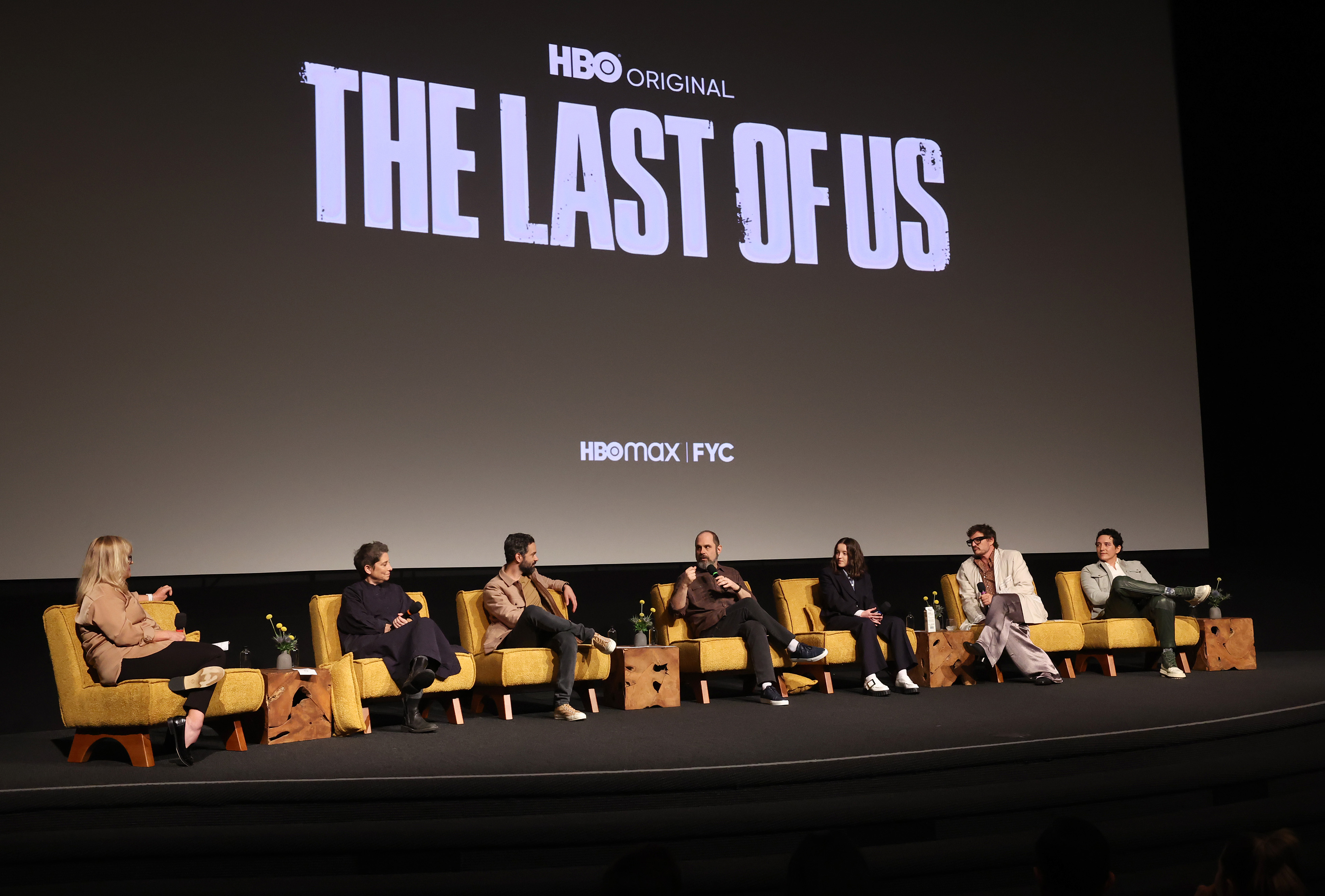 Pedro Pascal, Craig Mazin, Carolyn Strauss, Gabriel Luna, Lynette Rice, Neil Druckmann, and Bella Ramsey at an event for Những Người Còn Sót Lại (2023)