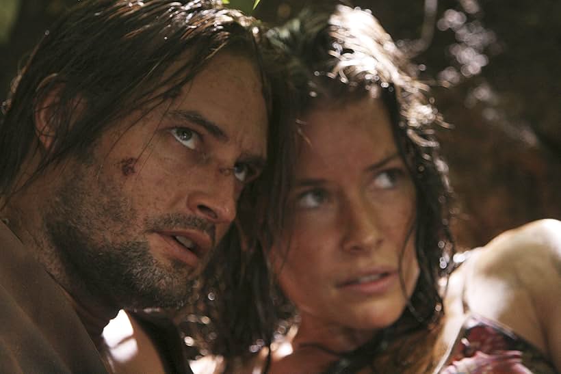 Josh Holloway and Evangeline Lilly in Mất Tích (2004)