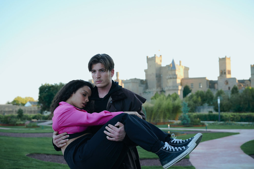 Sisi Stringer and Kieron Moore in Vampire Academy (2022)