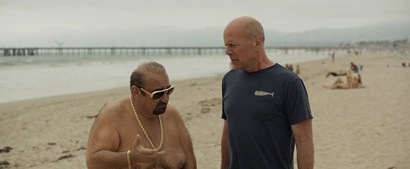 Bruce Willis and Ken Davitian in Bố Già Xứ Venice (2017)