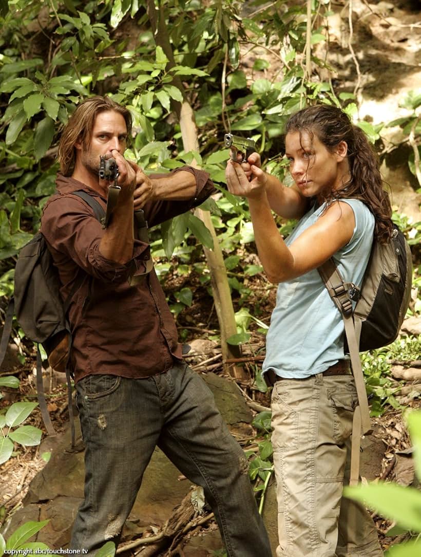 Josh Holloway and Evangeline Lilly in Mất Tích (2004)