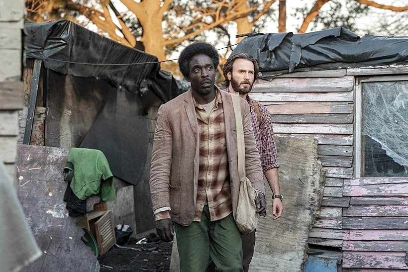 Chris Evans and Michael Kenneth Williams in Khu Nghỉ Dưỡng Lặn Biển Đỏ (2019)