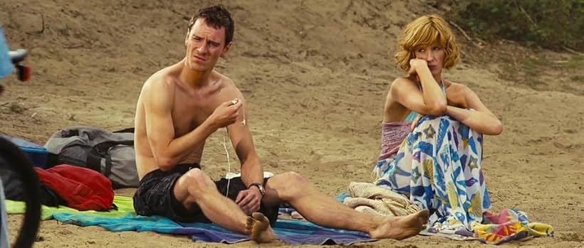 Kelly Reilly and Michael Fassbender in Sát Nhân Bên Hồ (2008)