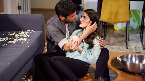 Özge Gürel and Serkan Çayoglu in Mùa Anh Đào (2014)