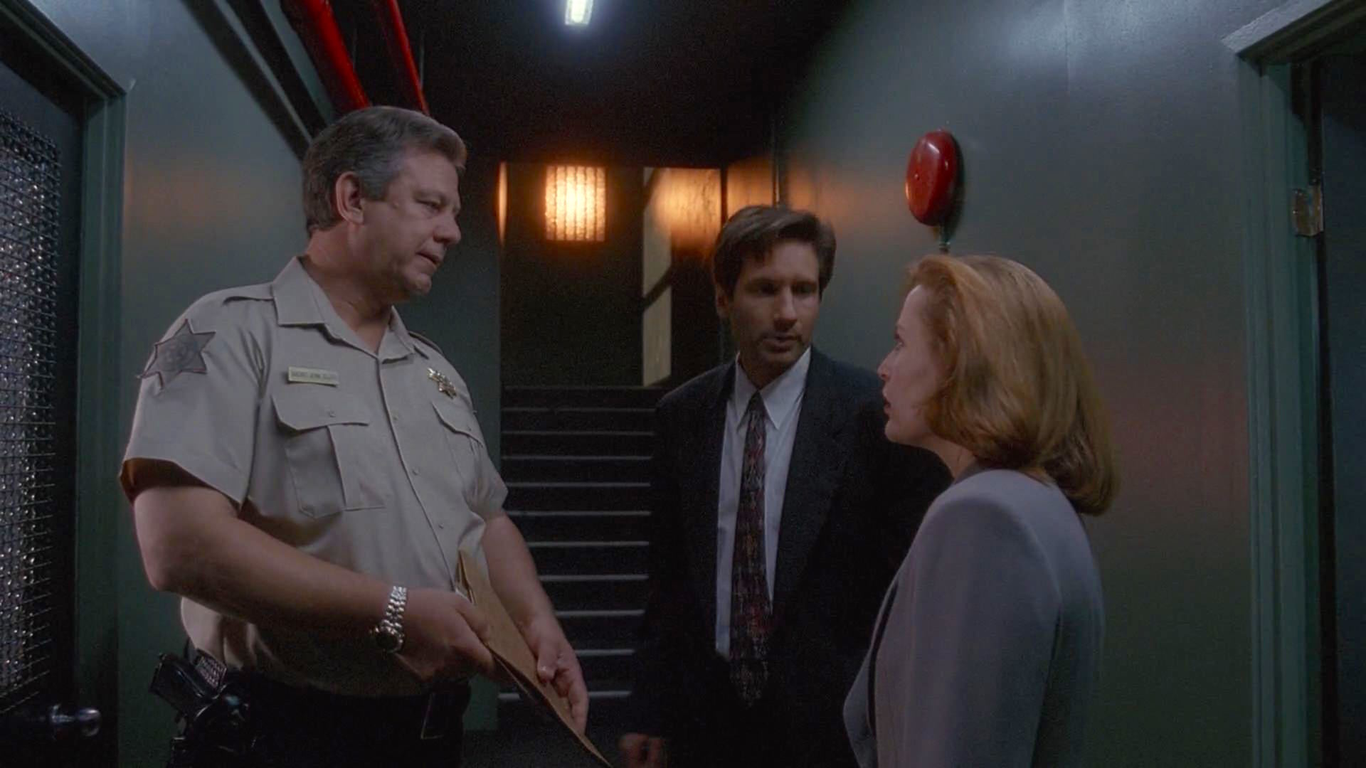 Gillian Anderson, David Duchovny, and Ernie Lively in Hồ Sơ Tuyệt Mật (1993)